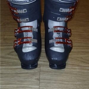 Salomon Black Ski Boots with Red Buckles size 27.0